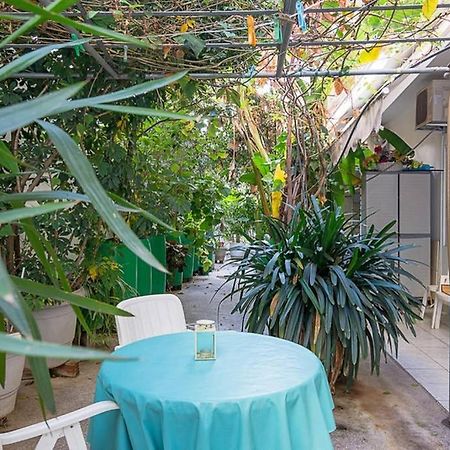Vintage Style Apartment With Beautiful Backyard Athens Exterior photo