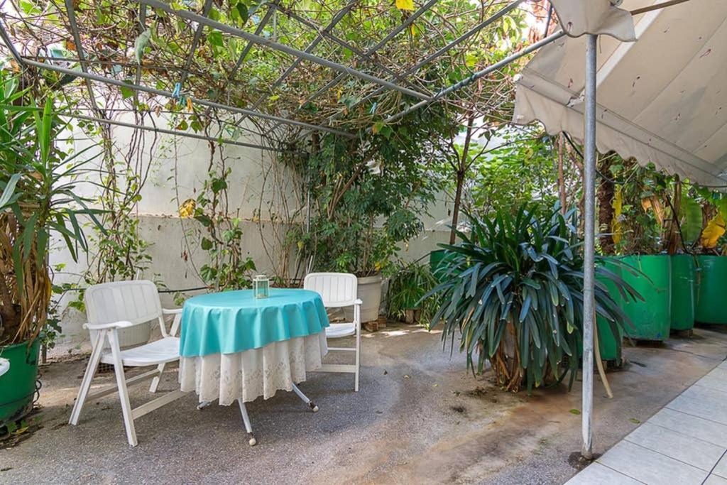 Vintage Style Apartment With Beautiful Backyard Athens Exterior photo