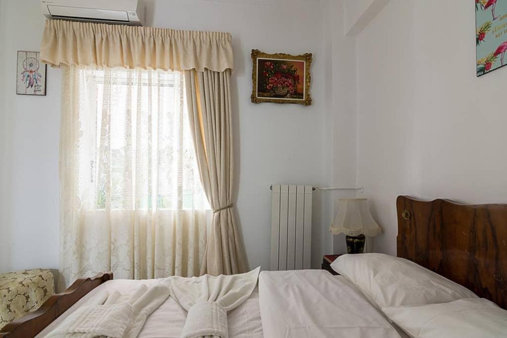 Vintage Style Apartment With Beautiful Backyard Athens Exterior photo