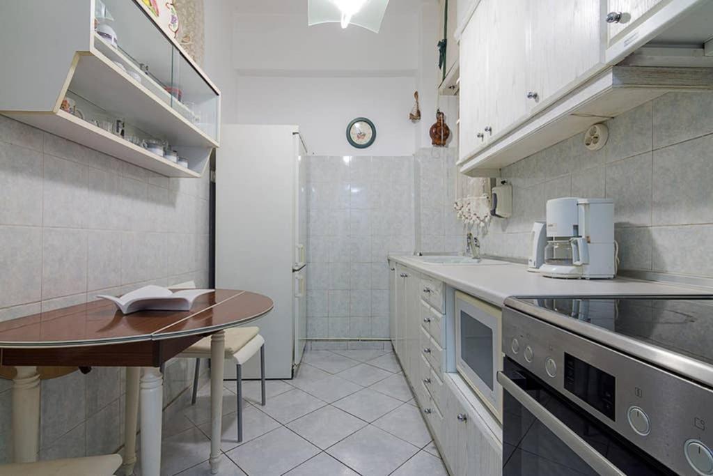 Vintage Style Apartment With Beautiful Backyard Athens Exterior photo